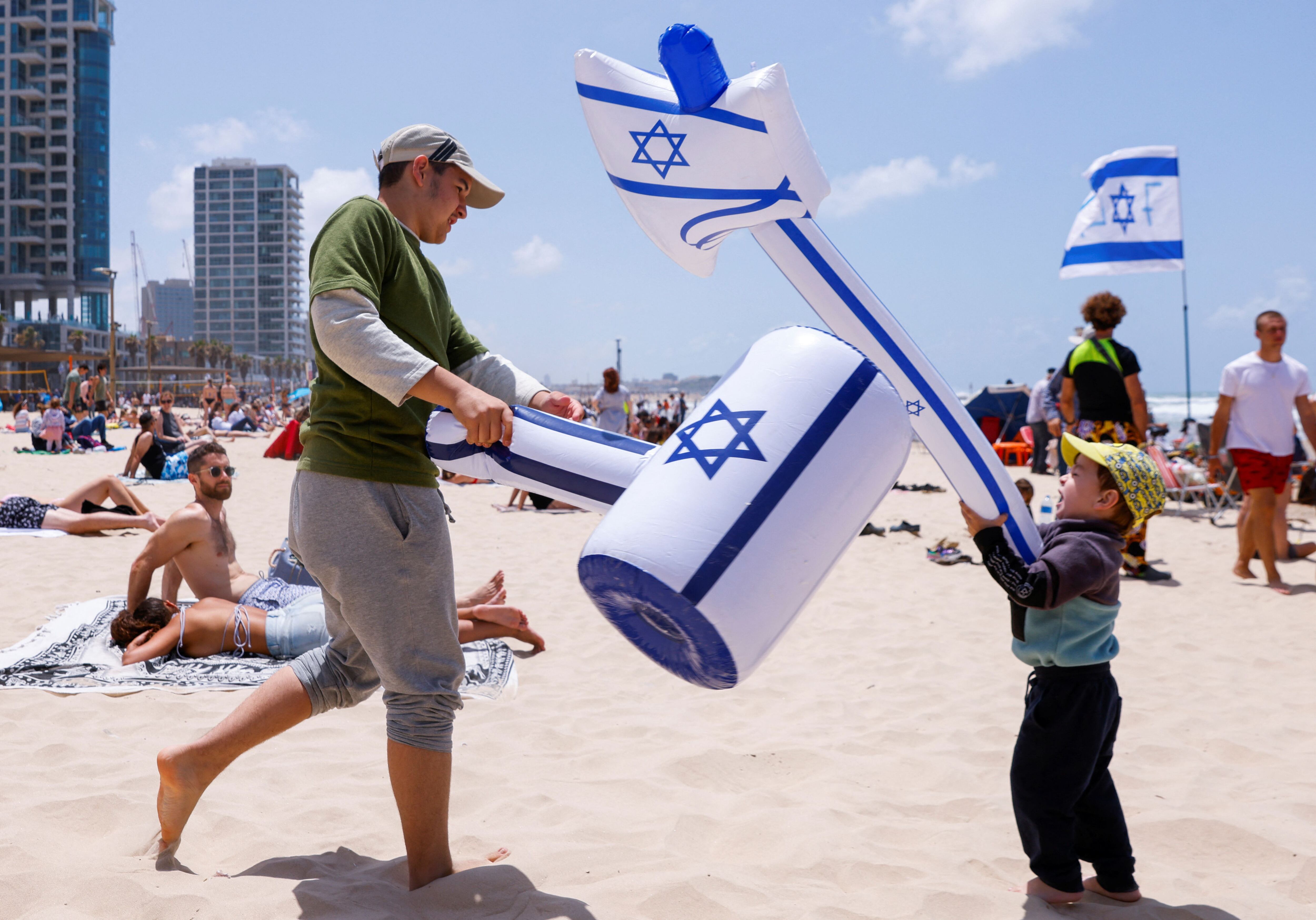 Un niño y un hombre juegan durante las celebraciones por el Día de la Independencia de Israel (REUTERS/Amir Cohen)