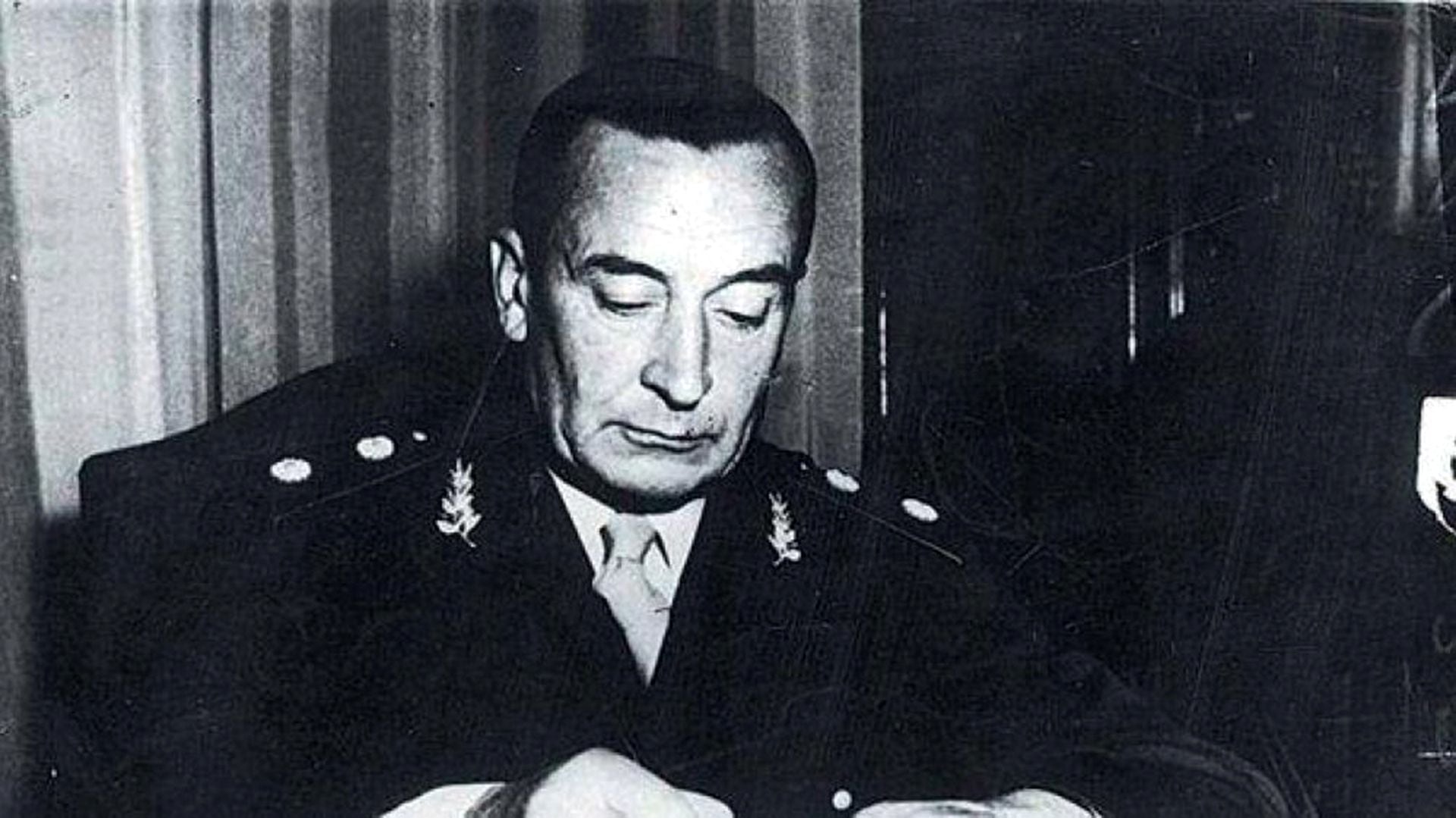 Pedro Eugenio Aramburu asume como presidente de facto en noviembre de 1955, luego del golpe de la "Revolución Libertadora" que derrocó a Perón.