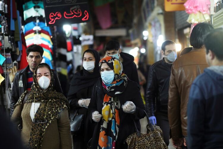 Los iraníes salieron a hacer las compras del Nourus, el año nuevo persa. Aquí, un grupo de clientes cubiertos con barbijos en el mercado de Tajrish, en Teherán. WANA (West Asia News Agency)/Ali Khara via REUTERS 