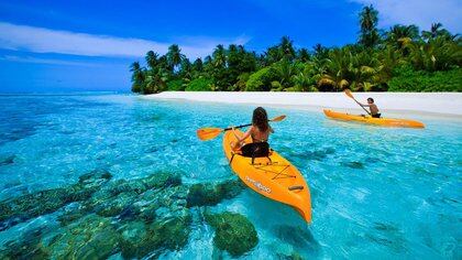 Aguas turquesas, islas de corales, playas vírgenes y arenas blancas son parte del encanto de Islas Maldivas (Shutterstock)