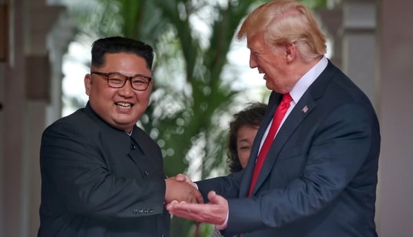 Kim Jong-un junto a Donald Trump (Reuters)