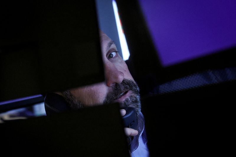 Un operador trabaja en el parqué de la Bolsa de Nueva York (REUTERS/Brendan McDermid)