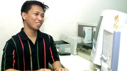 Onel de Guzmán hoy tiene 44 años y atiende un local de reparación de celulares en Manila (Reuters)