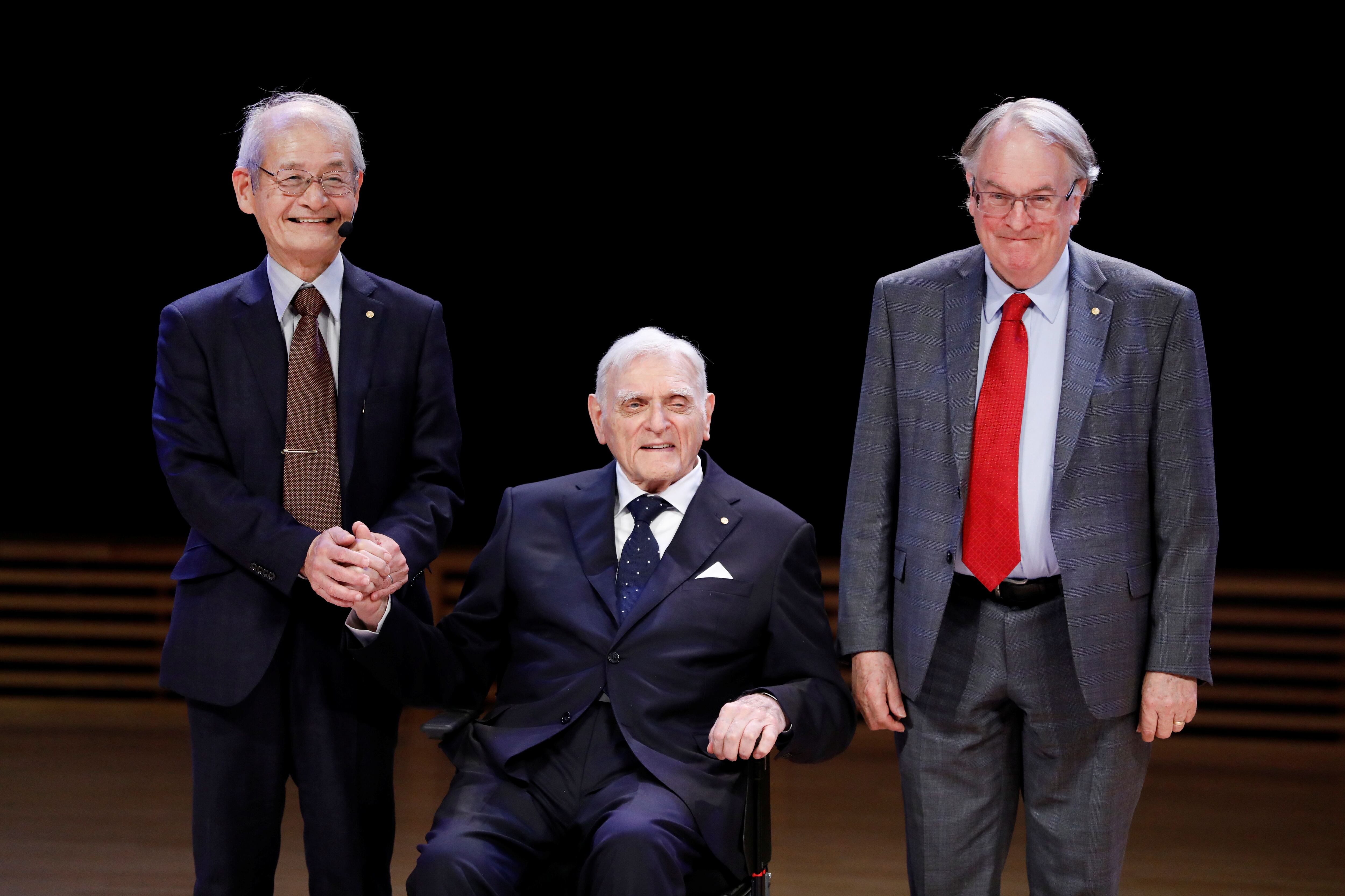 Akira Yoshino, John B Goodenough (quien murió el pasado domingo) y Stanley Whittingham, compartieron el Nobel de Química 2019, por la invención de la batería de litio (Reuters)