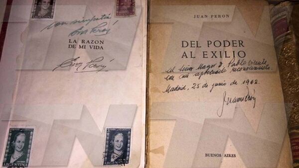 Dos de los libros de Báez que tiene la Biblioteca Nacional