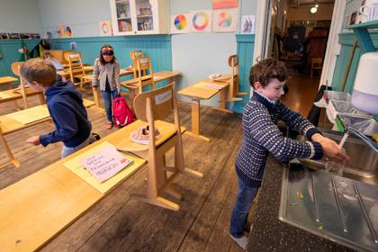 Un niño se lava las manos en la escuela de Nordstrand Steinerskole, que reabrió como parte de las medidas de desconfinamiento decretadas en Noruega tras el brote de coronavirus NTB Scanpix/Heiko Junge via REUTERS