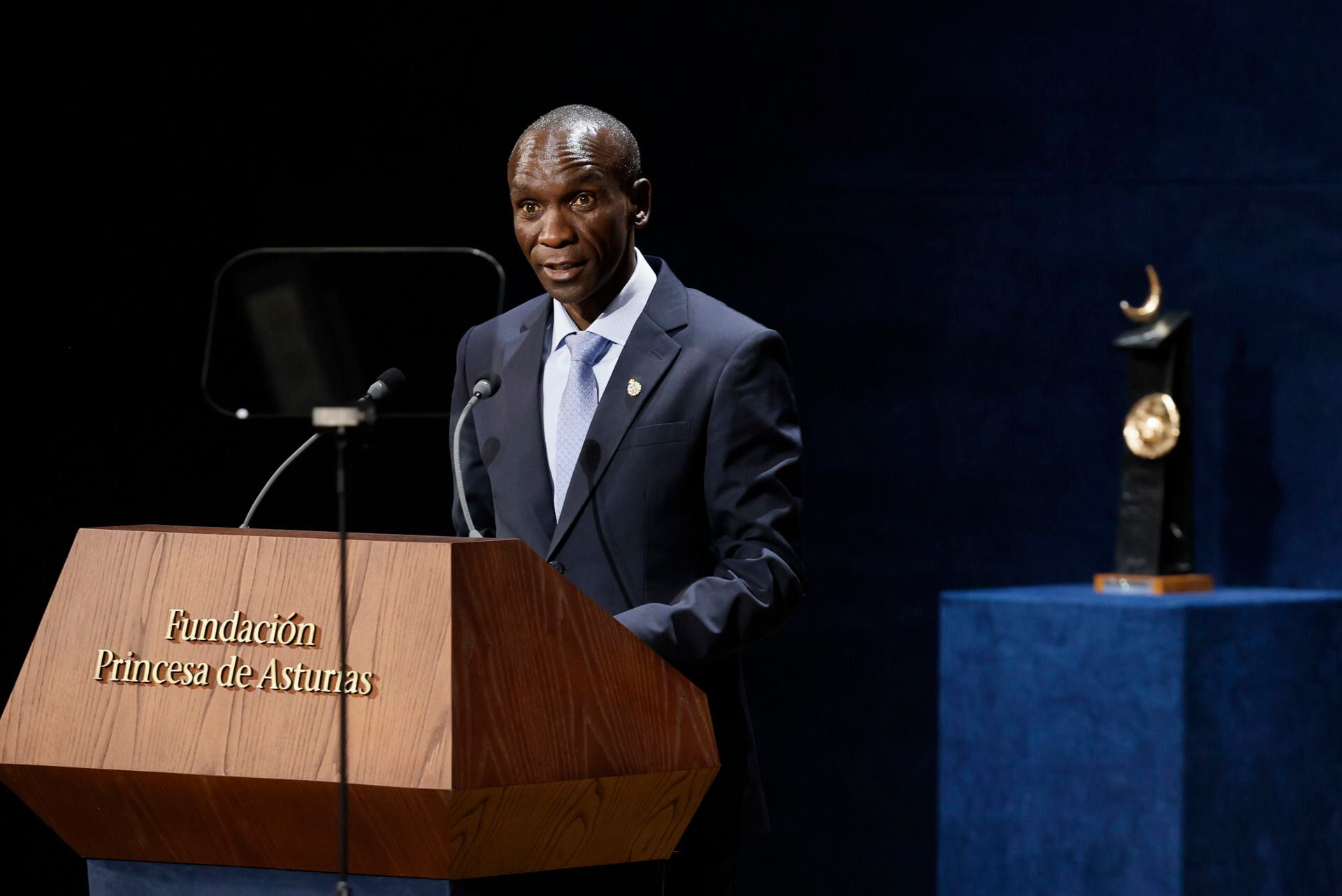 OVIEDO, 20/10/2023.- El atleta keniano Eliud Kipchoge, premio Princesa de Asturias de los Deportes, durante la gala de la 43º edición de los Premios Princesa de Asturias que se celebra este viernes en el Teatro Campoamor, en Oviedo. EFE/Ballesteros