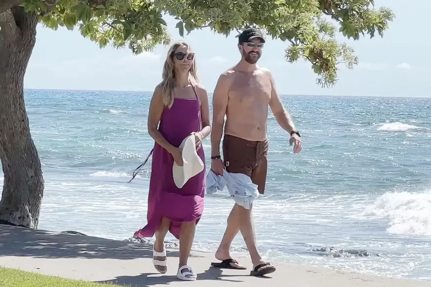 Christine Baumgartner vacaciona en las playas de Hawái con un amigo de Kevin Costner, Josh Connor, tras llegar a un acuerdo de USD 130 mil de manutención infantil