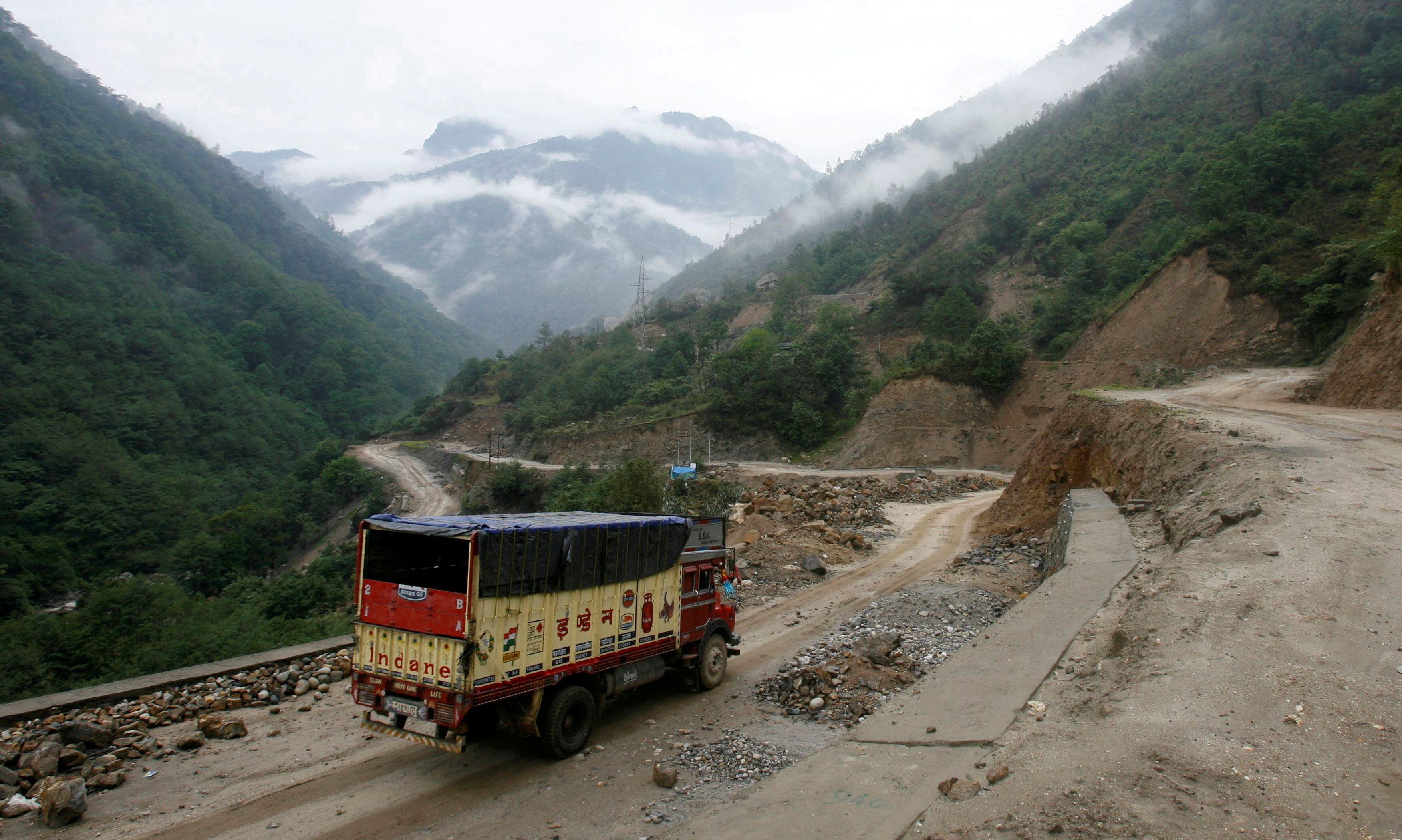 Un camión de reparto de gas licuado de petróleo (GLP) circula por la carretera india Tezpur-Tawang, que discurre hasta la frontera con China, en el estado nororiental indio de Arunachal Pradesh 29 de mayo de 2012/Archivo