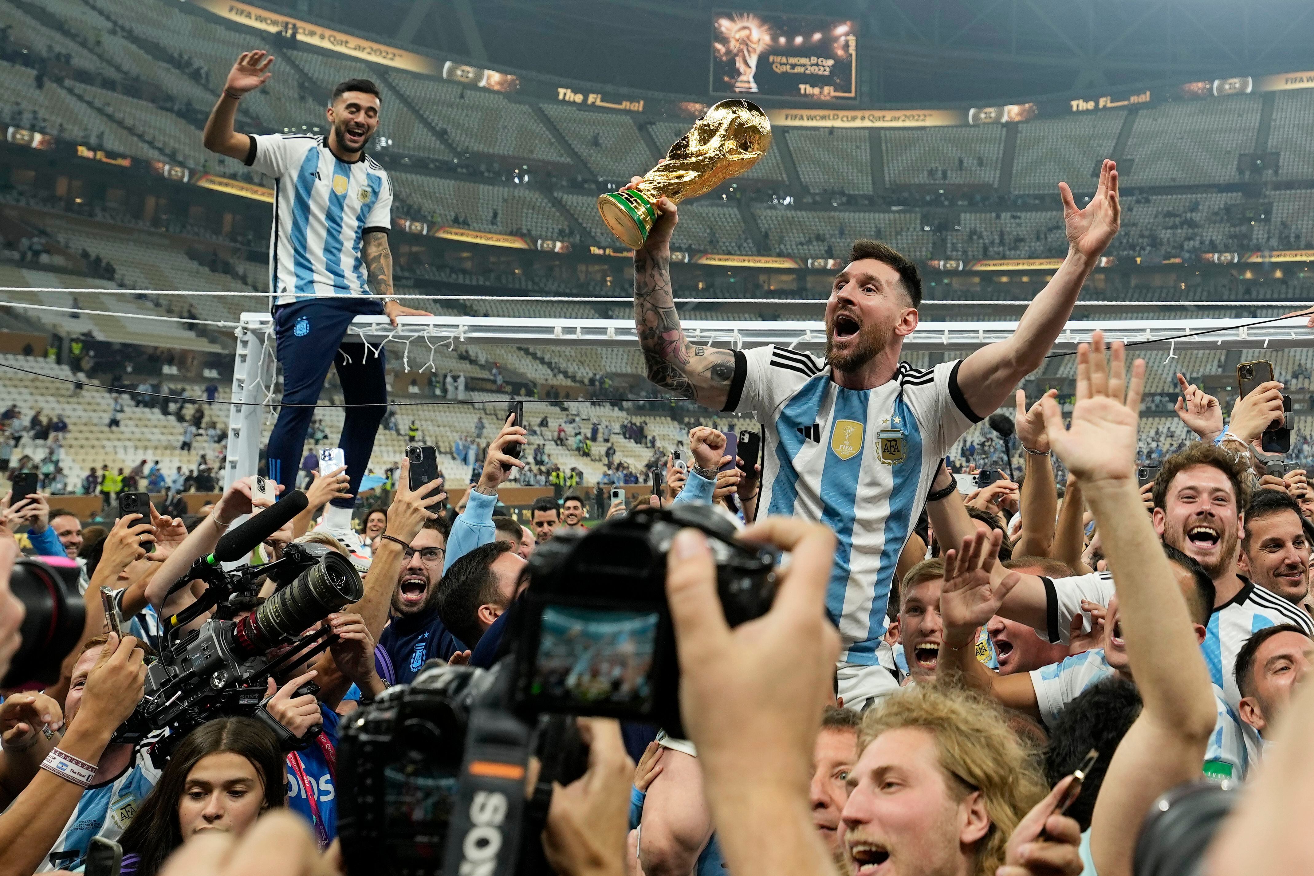 Uno de los detalles inadvertidos: por qué las tribunas del estadio estaban vacías cuando Messi dio la vuelta con la Copa (AP Foto/Martin Meissner)