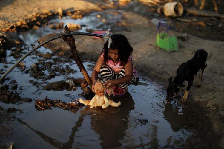 Los lugares cercanos a basurales y sin agua potable fomentan la desnutrición . REUTERS/Ueslei Marcelino