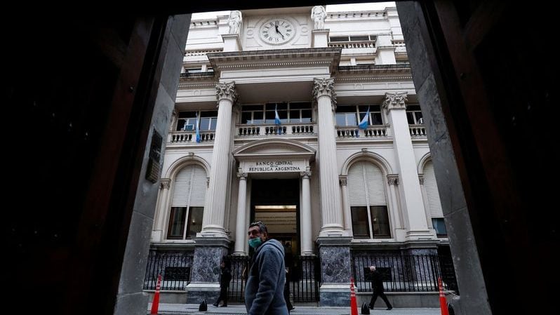 Foto de archivo - Un hombre camina frente al banco central de Argentina, en el centro financiero de Buenos Aires. Jul 4, 2022. REUTERS/Agustin Marcarian
