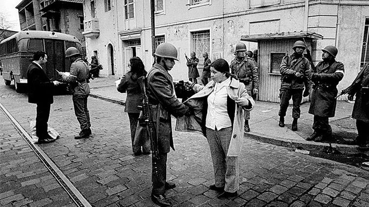 Una mujer es cachada por un militar durante la dictadura de Augusto Pinochet en Chile