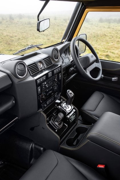 El volante a la derecha como los modelos originarios de Inglaterra (Land Rover)