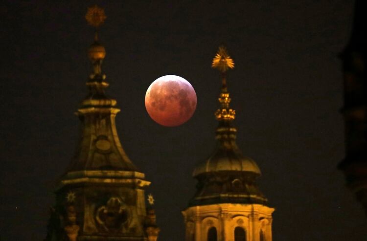 La “la Superluna de sangre” que s evio durante el eclipse lunar en Praga, República Checa, el 21 de enero de 2019. REUTERS / David W Cerny