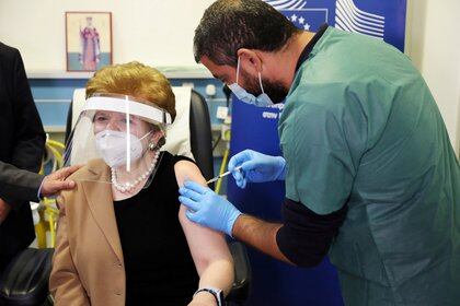 Christina Yiannaki,la ministra de Salud de Chipre también se vacunó