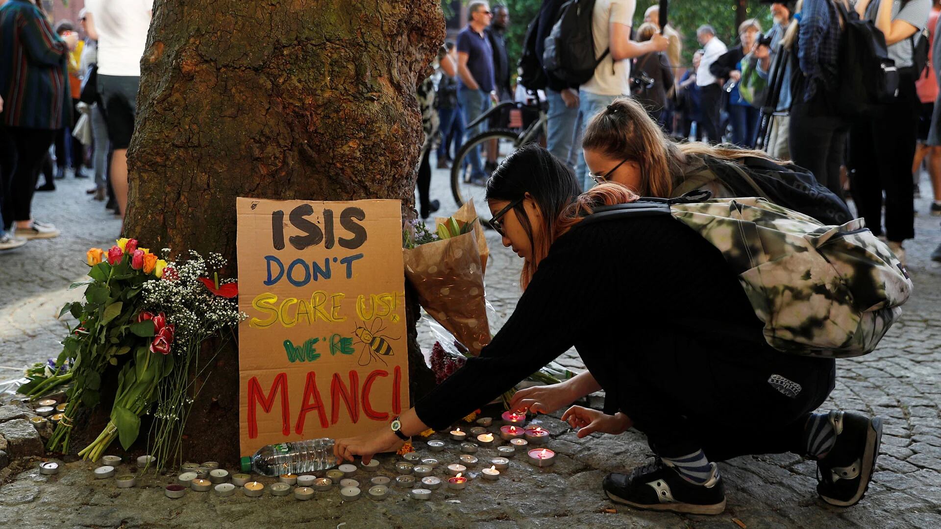 “ISIS no nos asusta”, señala un cartel apoyado sobre un árbol (REUTERS)
