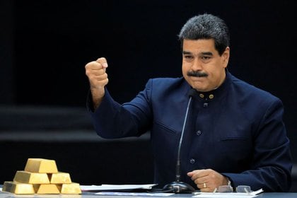 El dictador venezolano Nicolás Maduro junto a lingotes de oro. Foto: REUTERS/Marco Bello