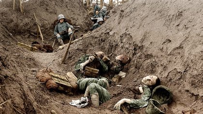Soldados alemanes observan atónitos los restos de sus propios compañeros en una trinchera
