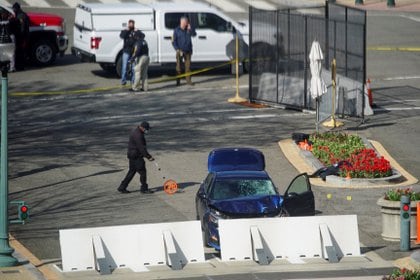 El auto del atacante estrellado contra la barricada (REUTERS/Al Drago)