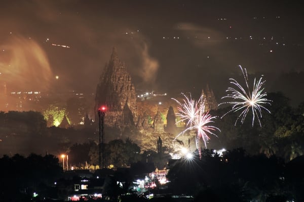 Fuegos artificiales explotan sobre el complejo de templos de Prambanan durante las celebraciones de Año Nuevo en Sleman, cerca de Yogyakarta, Indonesia (Antara Foto/Hendra Nurdiyansyah/via REUTERS)