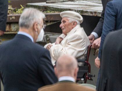 El papa emérito Benedicto XVI llega en silla de ruedas a visitar la tumba de sus padres y su hermana en el cementerio cerca de Regensburg, Alemania, el sábado 20 de junio de 2020. (Armin Weigel/dpa via AP)