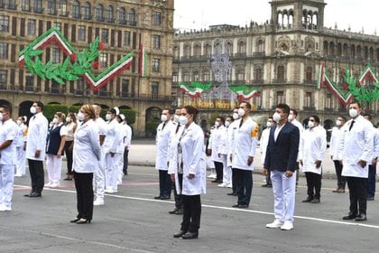 Héroes y heroínas del siglo XXI”: el Gobierno reconoció a personal médico con  la condecoración “Miguel Hidalgo” - Infobae