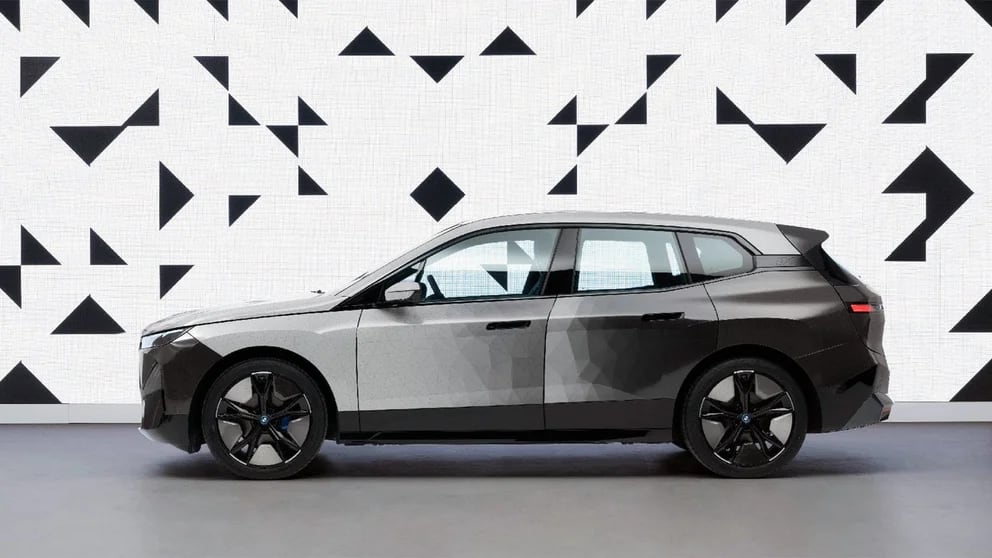 El vehículo más negro del mundo: BMW usó una pintura especial para un SUV