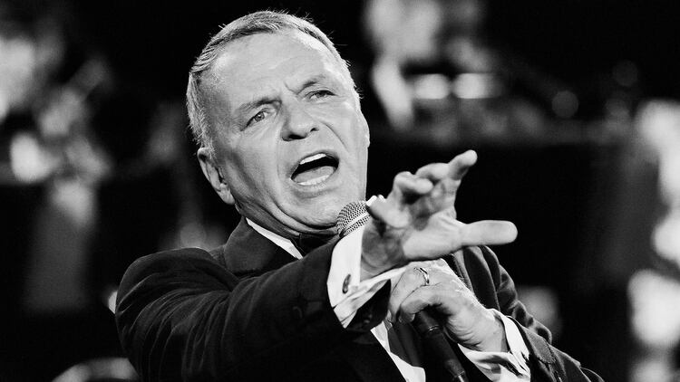Frank Sinatra tuvo una voz irrepetible que un crítico definió como “un timbre suavemente dorado, cantando con la música, respirando la melodía, de elegante dicción, sin preciosismos, y un magnetismo único”. Es decir: la perfección (Shutterstock)