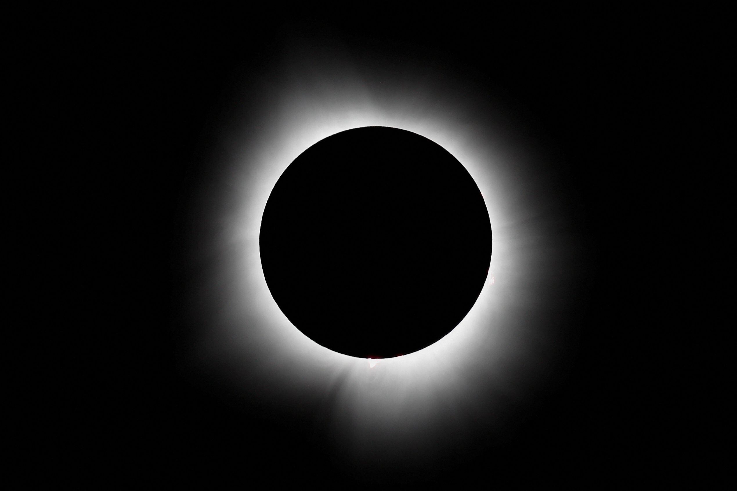 La cercanía de la Luna a la Tierra durante este eclipse permitió una visión completa de la corona solar, coincidiendo con un período de alta actividad magnética del Sol /REUTERS/Evelyn Hockstein
