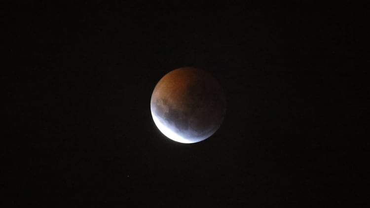 Foto de un eclipse lunar en La Paz, Bolivia, el 21 de enero de 2019 (REUTERS/David Mercado)