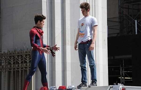 Andrew Garfield (izquierda) y su doble de cuerpo William Spencer conversan mientras filman âThe Amazing Spider-Man 2â en junio de 2013