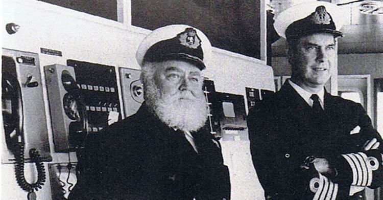 El capitÃ¡n Ian NorthÂ y el comandante de la Marina Real, Mike LayardÂ , supervisaron desde el puente de mando la reconversiÃ³n y la estiba del buque que hasta el Â´82 unÃ­a Europa con Estados Unidos.