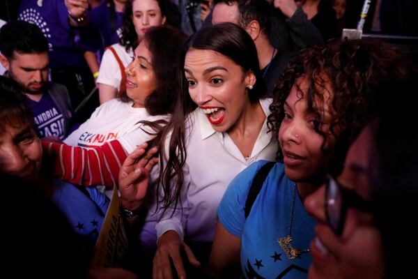 La demócrata Alexandria Ocasio-Cortez ganó en el distrito 14 de Nueva York y se convirtió en la congresista más joven de Estados Unidos.(REUTERS/Andrew Kelly)