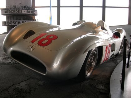 La versión carenada del Mercedes-Benz W196, bicampeón con Fangio (1954 y 1955), que descansa en su museo (Museo Fangio).