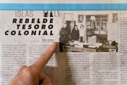 El artículo de Mundo Policial ilustrado con la fotografía tomada en el despacho del gobernador. De izq a der: mayor A. Buitrago, Alberto Iazurlo, Julio Derito y el general Mario Menéndez 