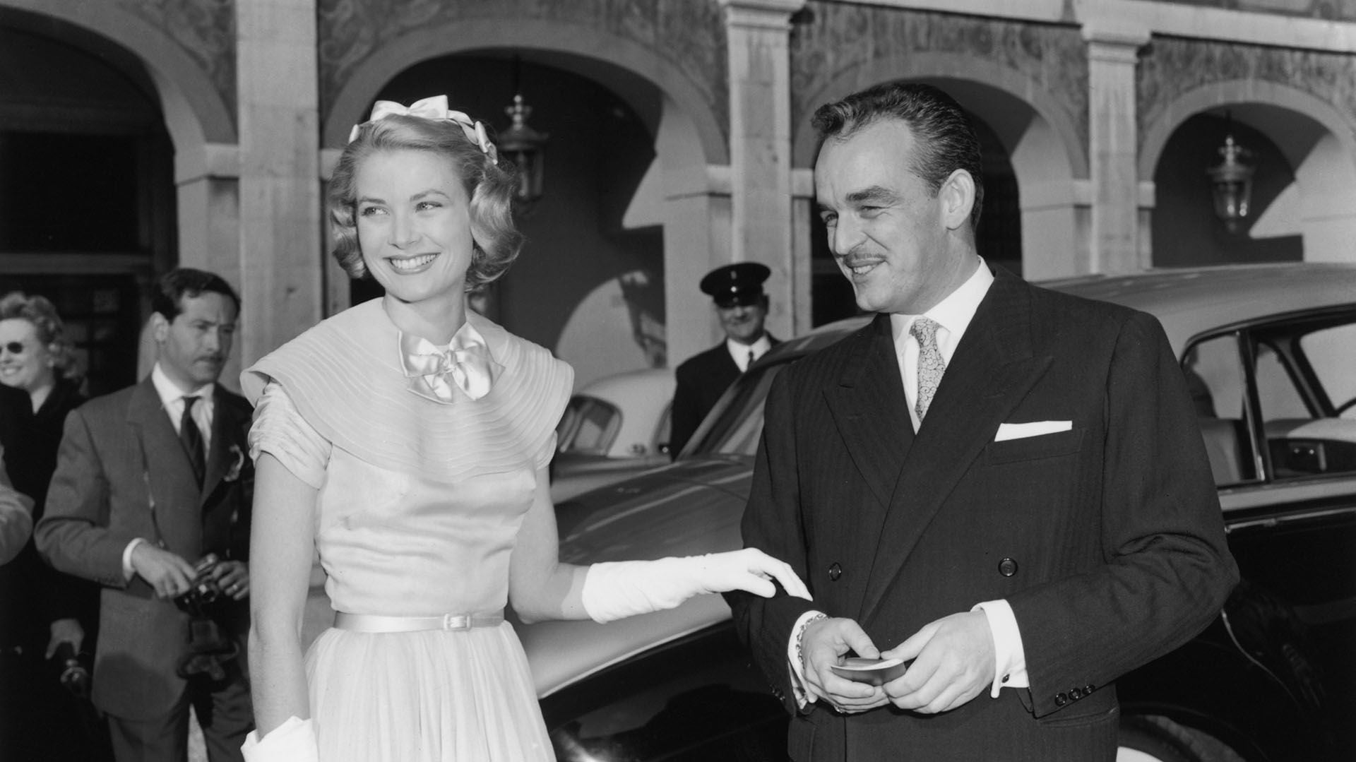 Grace Kelly y Rainiero antes de la boda en Mónaco (Photo by Reg Birkett/Keystone/Hulton Archive/Getty Images)