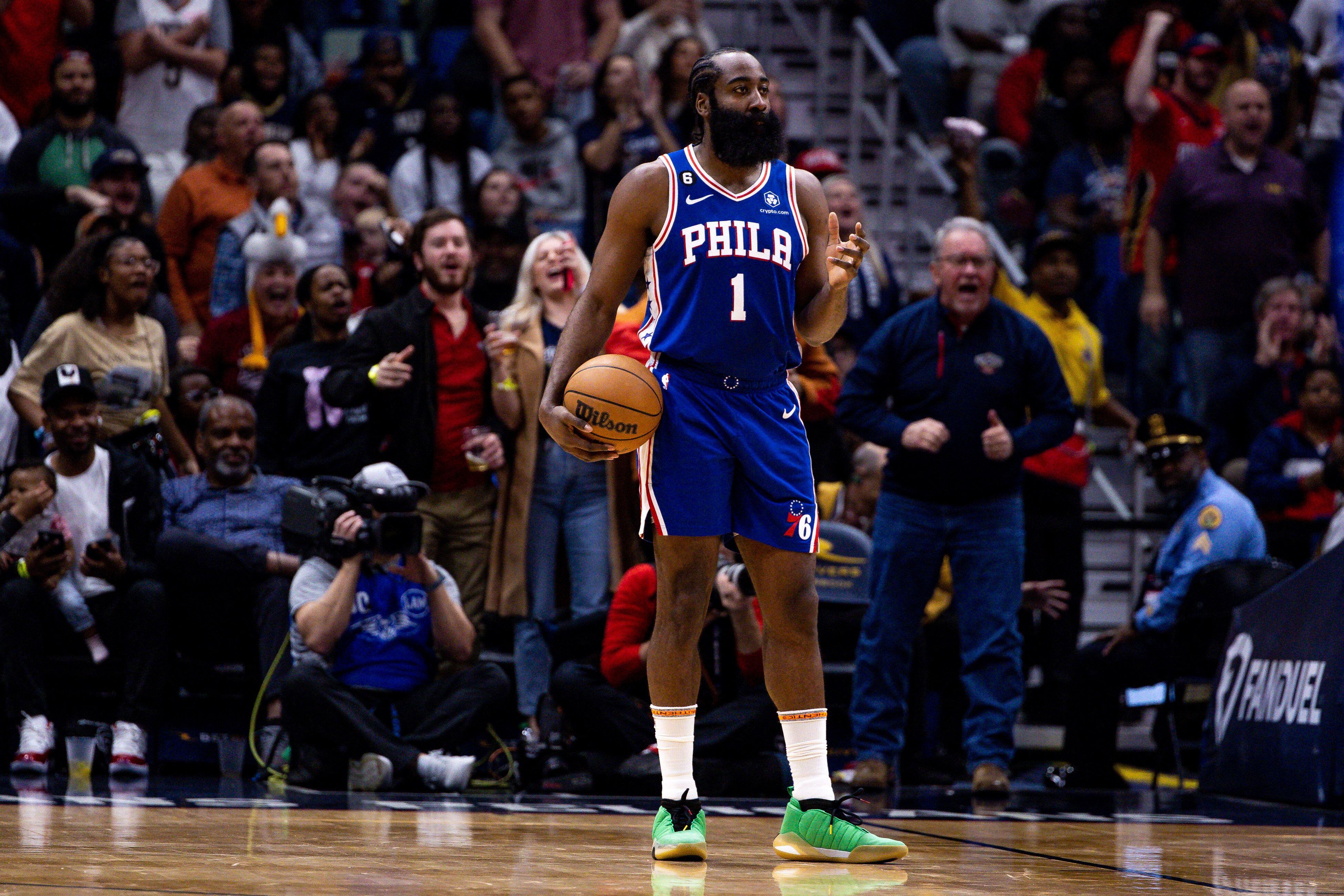 James Harden, una de las estrellas de los Philadelphia 76ers de la NBA, con la pelota en sus manos, durante el juego ante los Pelicans (Stephen Lew-USA TODAY Sports)