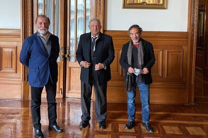 En febrero pasado, AMLO recibió en Palacio Nacional a Epigmenio y el actor Damián Alcázar (Foto: Presidencia)