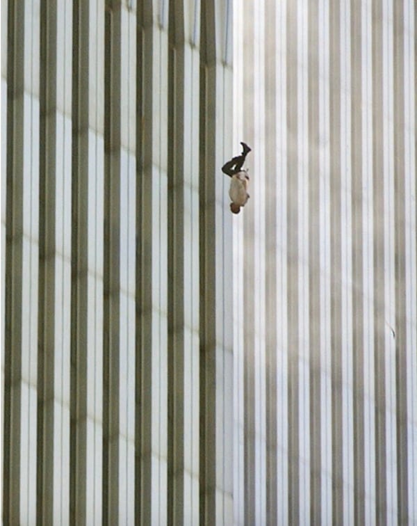 Un hombre se lanza al vacío tras no soportar las llamas en la torre norte del World Trade Center (Richard Drew/AP)