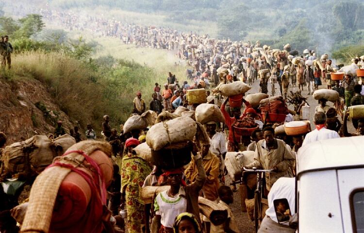 Miles de refugiados cruzan la frontera hacia Tanzania el 30 de mayo de 1994 (Reuters)