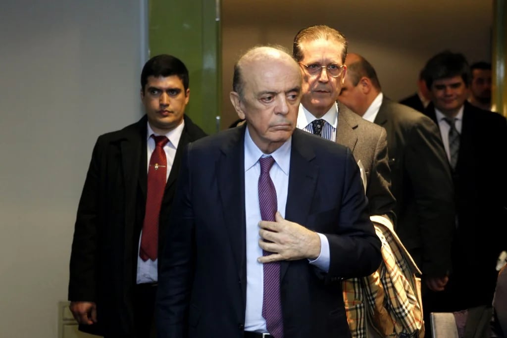 El canciller brasileño, José Serra, llega a una conferencia de prensa tras la reunión con su par uruguayo (EFE)