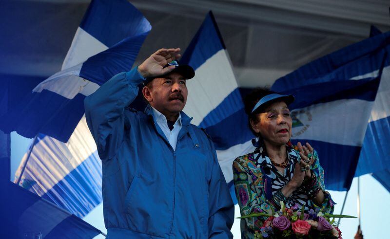  El presidente nicaragüense Daniel Ortega y la vicepresidenta Rosario Murillo gesticulan durante una marcha denominada "Caminamos por la paz y la vida. Justicia" en Managua, Nicaragua, el 5 de septiembre de 2018. REUTERS/Oswaldo Rivas/File Photo