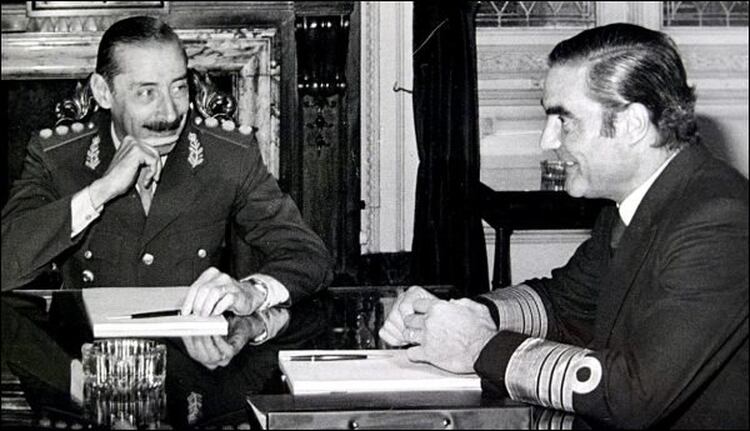 Emilio Massera y la Armada que no querían que Jorge Rafael Videla continuara en la Presidencia. La respuesta del Ejército fue clara: “Hay tres candidatos a Presidente, Videla, Videla y Videla” y el 31 de julio, Roberto Eduardo Viola asumió con comandante en jefe del Ejército y Videla juró como Presidente de la Nación el 1° de agosto (Reuters)