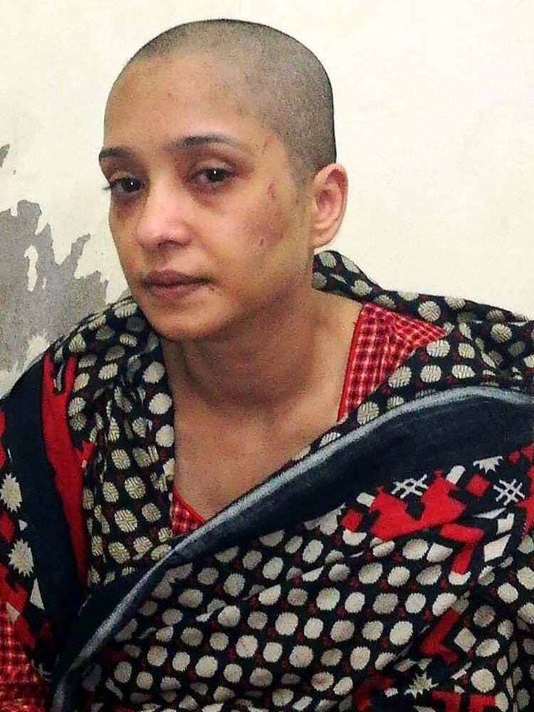 Asma Aziz fue humillada, golpeada y torturada por no querer bailar para los amigos de su esposo.