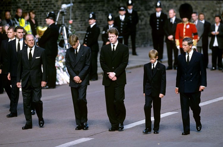 El funeral de Diana el 6 de septiembre de 1977: el príncipe Felipe de Edimburgo, el príncipe William, el hermano de Diana, Charles Spencer, Harry y el príncipe Carlos siguen el féretro de la “princesa del pueblo”