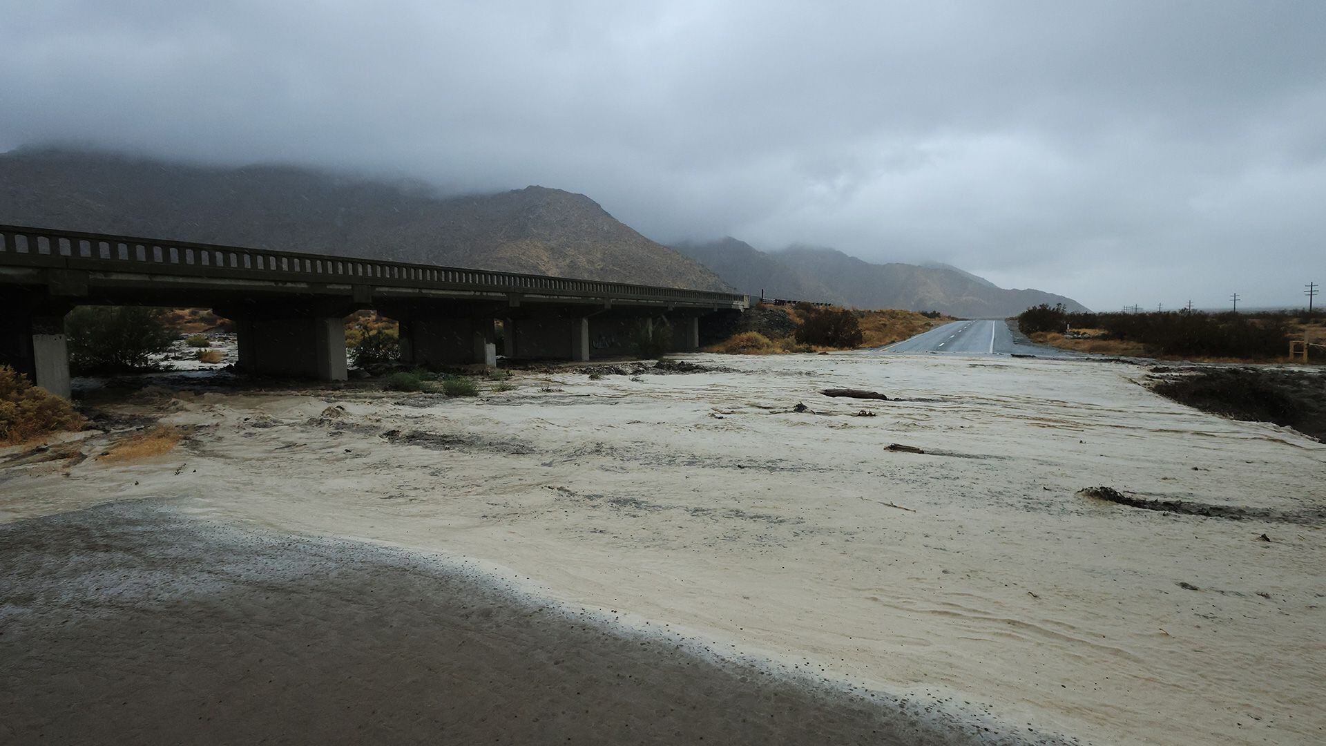 Las carreteras están arrasadas mientras la tormenta tropical Hilary se dirige al norte hacia Palm Springs, California.