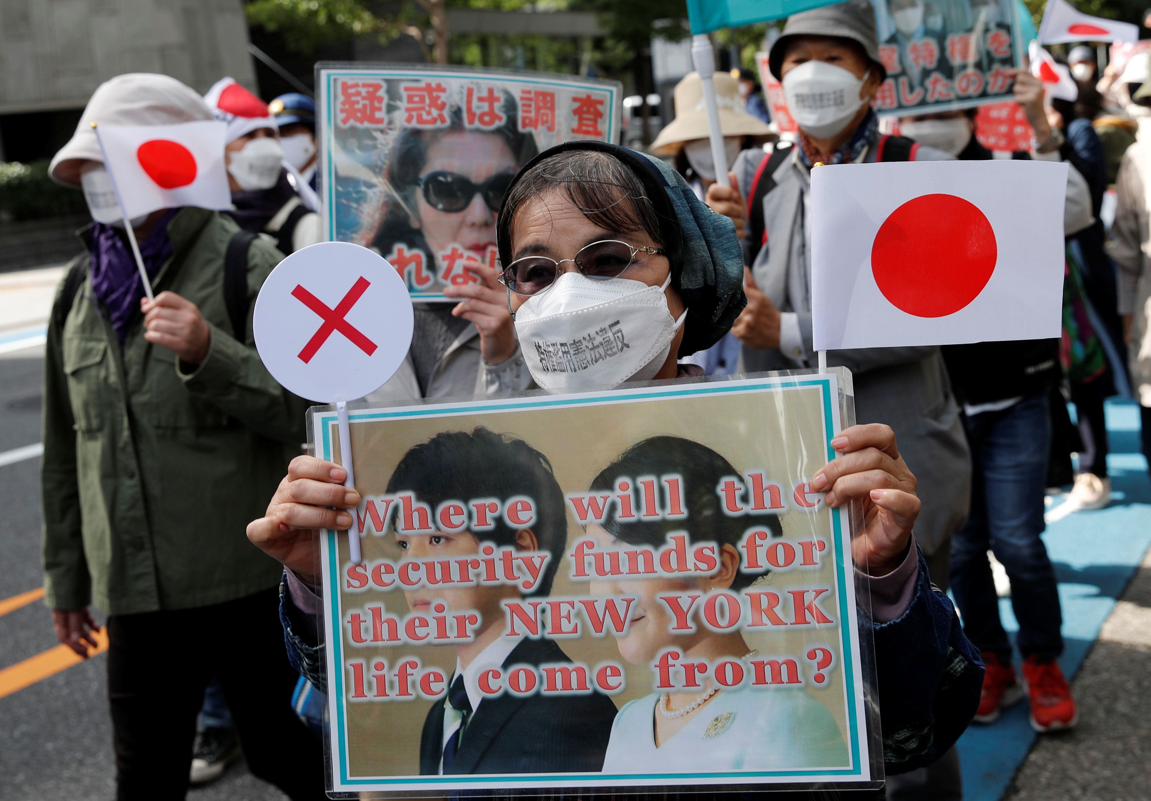 Japoneses protestan por la boda de la princesa Mako