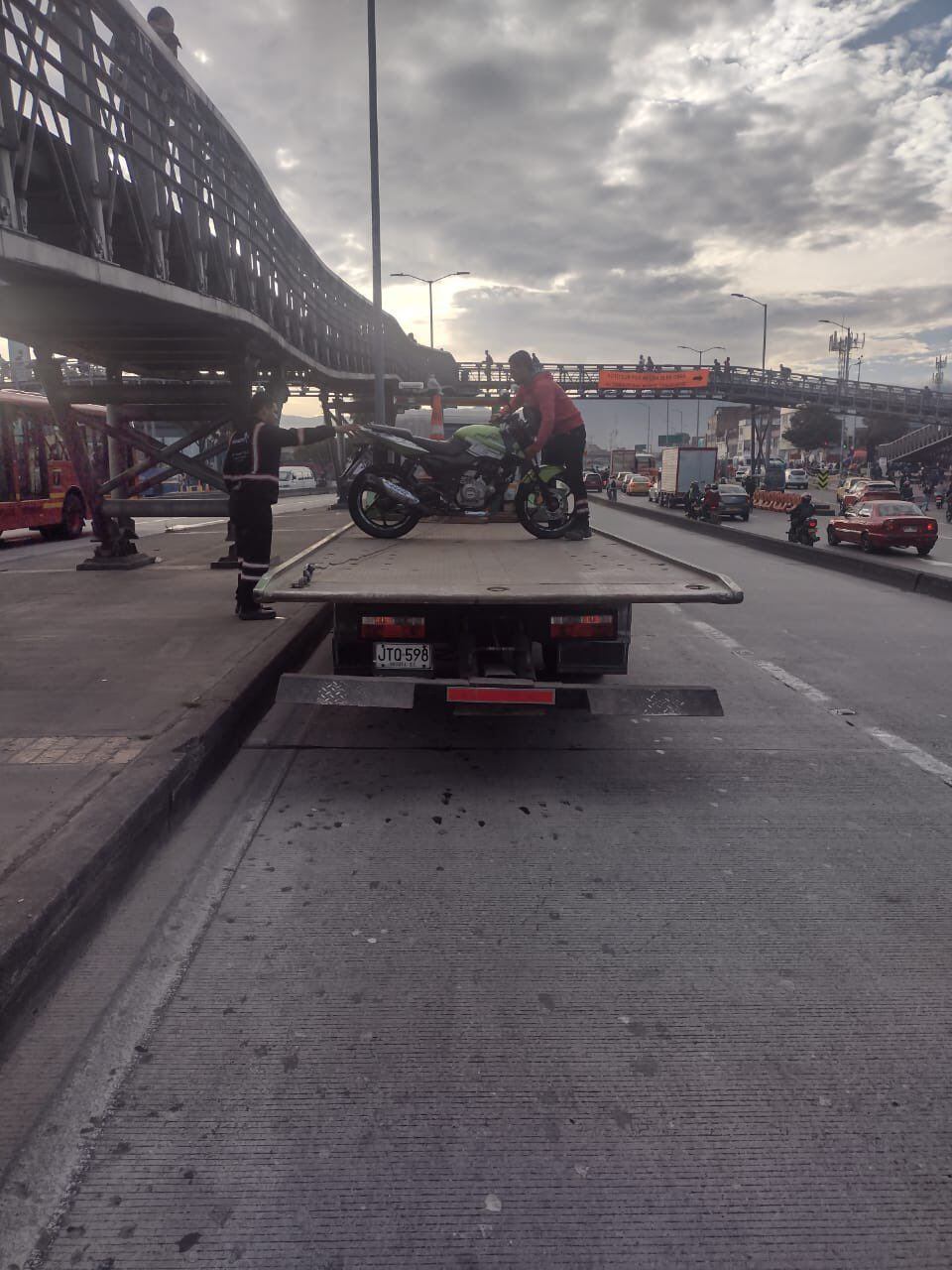 Se coló en TransMilenio con una motocicleta. Twitter @TransMilenio