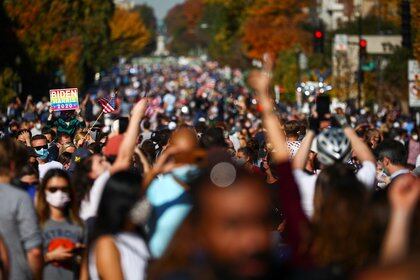 Miles de personas se reunieron en Washington para celebrar la victoria de Joe Biden. REUTERS/Hannah McKay